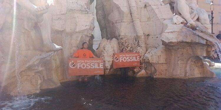 Ultima Generazione Roma, carbone vegetale nella fontana dei quattro fiumi: video e foto