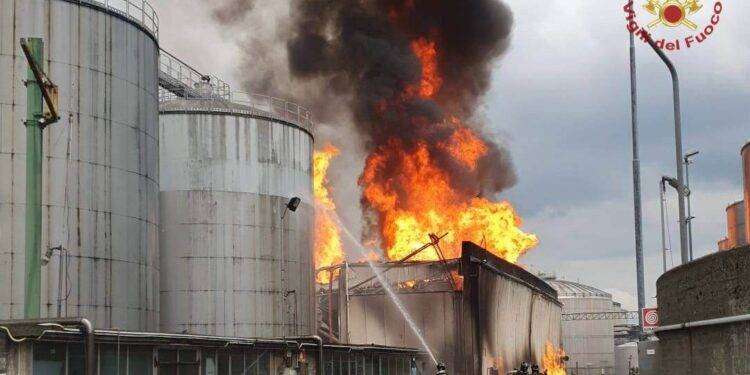 Faenza (RA), incendio in una distilleria. Dieci squadre dei Vigili del Fuoco al lavoro