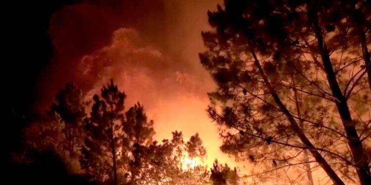 Spagna, incendio doloso devasta il territorio: 600 evacuati