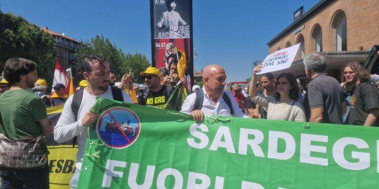 “No ai rigassificatori, sì alle rinnovabili”, manifestazione a Ravenna: in piazza delegazione sarda