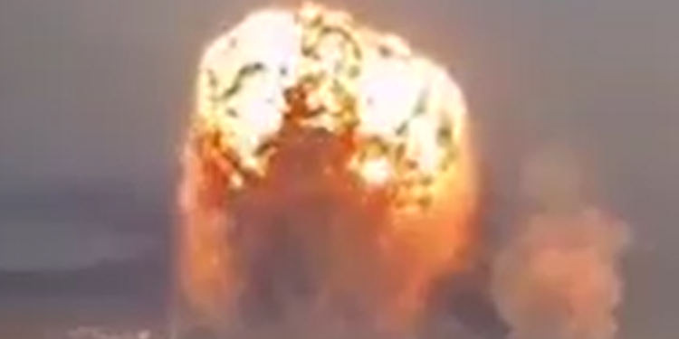 Ucraina, bombardato deposito di munizioni all’uranio impoverito: “Nube tossica verso l’Europa”