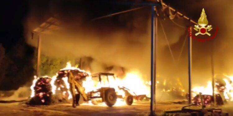 Fiamme distruggono fienile e azienda agricola a San Giovanni Suergiu