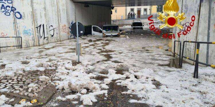 Maltempo a Firenze , due furgoni bloccati nel sottopassaggio: autisti soccorsi dai Vigili del Fuoco