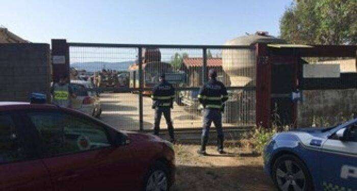 Stoccaggio abusivo di veicoli da rottamare, sequestrata area