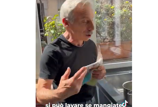 Giovanni Storti e l’acqua della pasta, il suo video diventa virale sui social