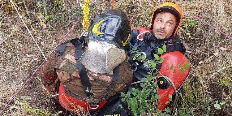 Cade in un pozzo durante una gara di softair, salvato dai vigili del fuoco