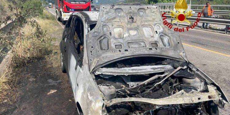 Auto prende fuoco sulla 131 dcn: intervento dei Vigili del Fuoco
