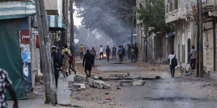 Tumulti in Senegal, la popolazione vuole la cacciata del Presidente: i morti sono almeno 16