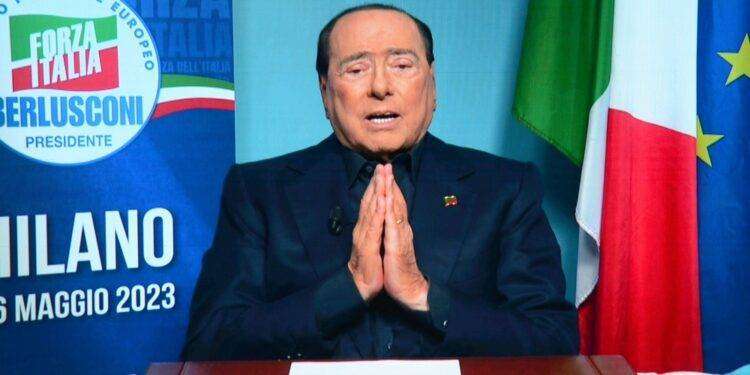 Berlusconi, controtendenza: non sventoleranno bandiere a mezz’asta sull’Unistrasi