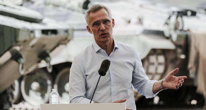 Deliranti parole del guerrafondaio Stoltenberg: “Nato pronta a difendersi contro Mosca o Minsk”