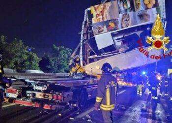 Grave incidente sulla 130: scontro tra auto e furgone