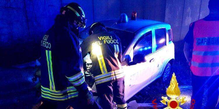 Auto contro il guard rail sulla 131, un ferito