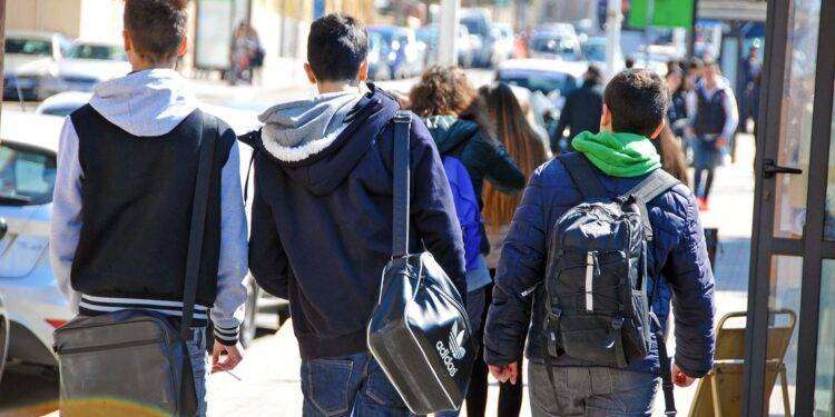 Scuola: definiti i criteri per l’erogazione delle borse di studio a favore degli studenti della scuola secondaria di secondo grado per l’anno scolastico 2022/2023.