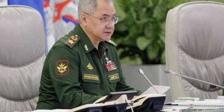Il Ministro della Difesa russo, Sergei Shoigu, ha ispezionato le truppe e supervisionato l’addestramento di nuove unità