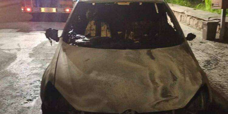 Auto di un 22enne incendiata a Nuoro, indagano i carabinieri