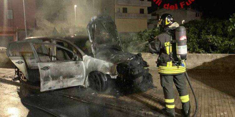 Nuoro, auto in fiamme nella notte: intervento dei Vigili del fuoco