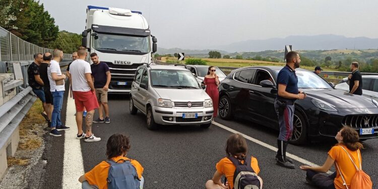 Ultima Generazione: A1, 9 persone bloccano autostrada, ammanettati dalle Forze dell’ordine