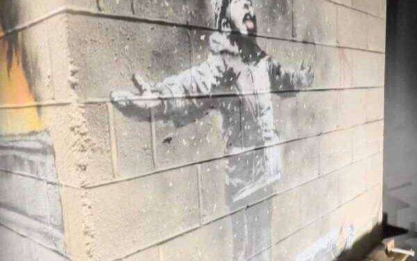 Alla Villa Reale di Monza i muri dipinti da Banksy