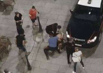 Ferito e insanguinato insulta i passanti, fermato a Olbia