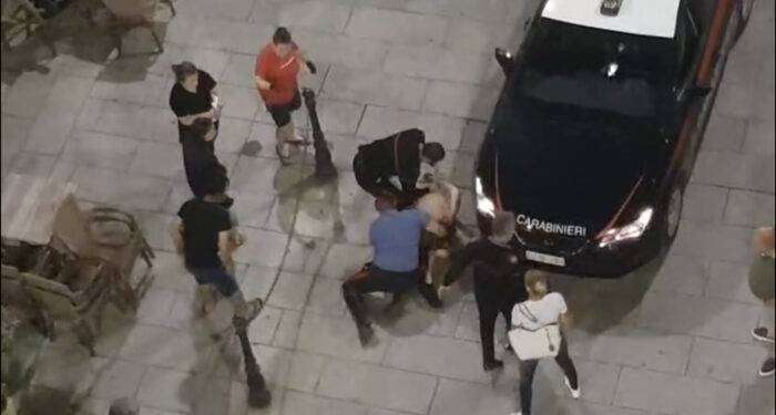 Ferito e insanguinato insulta i passanti, fermato a Olbia