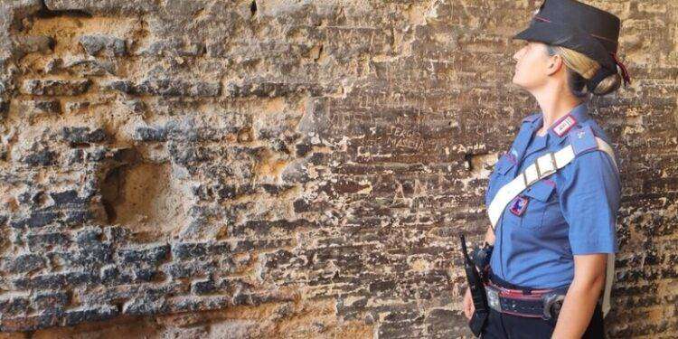 Un altro turista deturpa il Colosseo, denunciato
