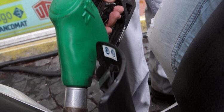Carburante, prezzi di benzina e gasolio in calo in Italia