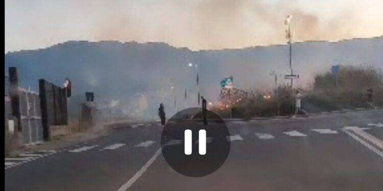 Capoterra, fiamme vicine alle case