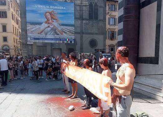 Ultima Generazione Firenze, 5 cittadini si versano vernice rossa davanti al Battistero