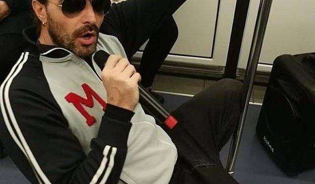 Metroman arriva in Sardegna, al Poetto si cantano i Nomadi ed è subito festa