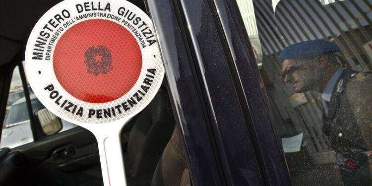 Dieci agenti accusati di tortura in carcere a Reggio Emilia