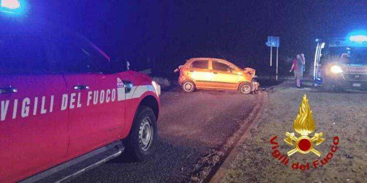 Perde il controllo dell’auto e finisce fuori strada: estratto dalle lamiere