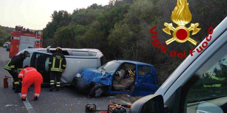 Arzachena, scontro tra due auto con tre feriti: una persona estratta dalle lamiere