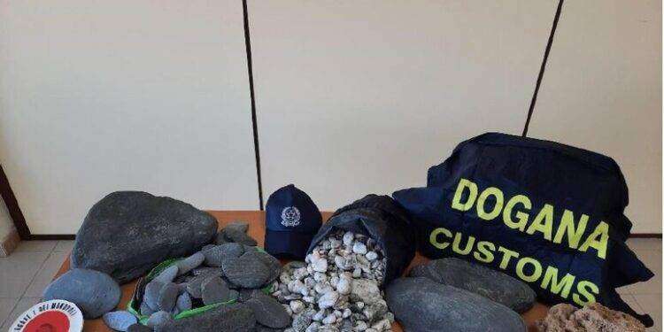 Spiagge depredate, francese sorpreso con 41kg di ciottoli