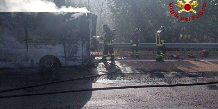 Furgone in fiamme a Osini, paura per il conducente