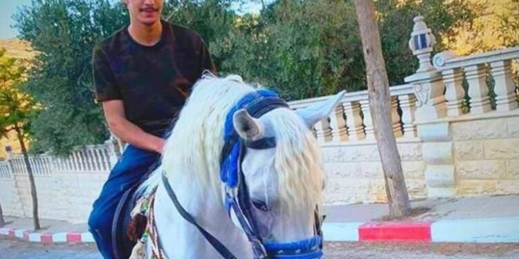 Un giovane palestinese ucciso e altri 2 feriti in attacco di coloni a est di Ramallah