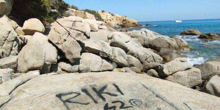 Rocce imbrattate a Villasimius, ‘affronto alle nostre bellezze’