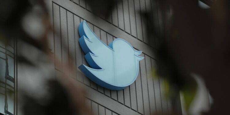 Elon Musk mette all’asta i cimeli di Twitter, c’è anche il logo