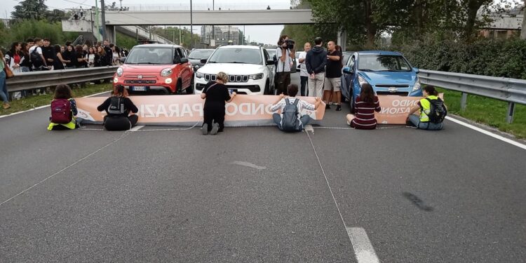 Ultima Generazione Milano, 6 donne bloccano viale Fulvio Testi: tra loro una over 70