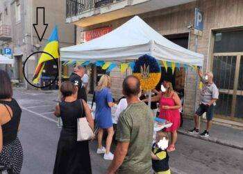A Quartu nello stand ucraino sventola la bandiera nazista e nazionalista