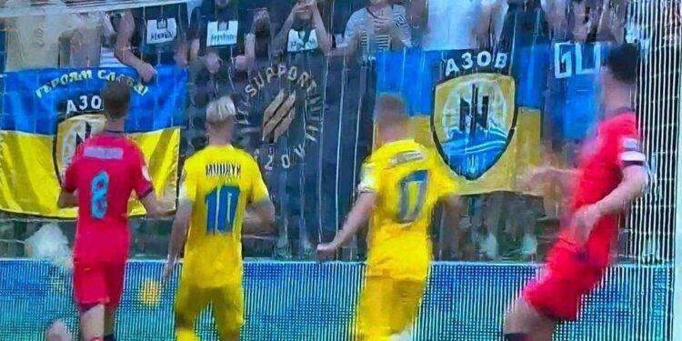 Il nazismo sventola negli stadi europei: bandiere di Azov durante il match Inghilterra – Ucraina