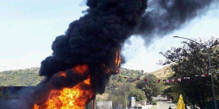 Paura a Ittiri, in fiamme alcuni pneumatici vicino ad un distributore