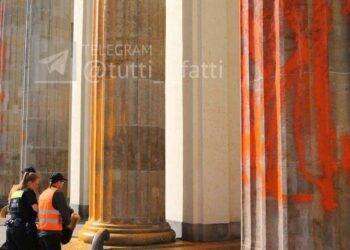 Germania, attivisti di “Last Generation” spruzzano vernice sulla Porta di Brandeburgo