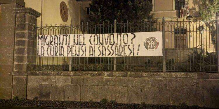 Sassari, striscione di CasaPound contro l’accoglienza dei migranti nell’ex convento dei cappuccini