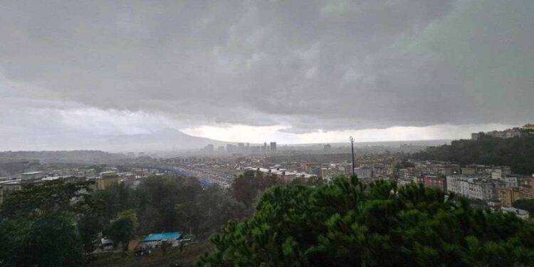 Bomba d’acqua a Napoli, in tilt traffico su strade e ferrovie