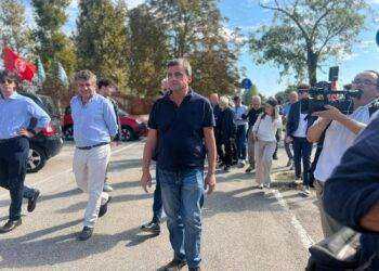 Marelli, Calenda arriva al presidio ma gli operai se ne vanno. Lui li insegue invano