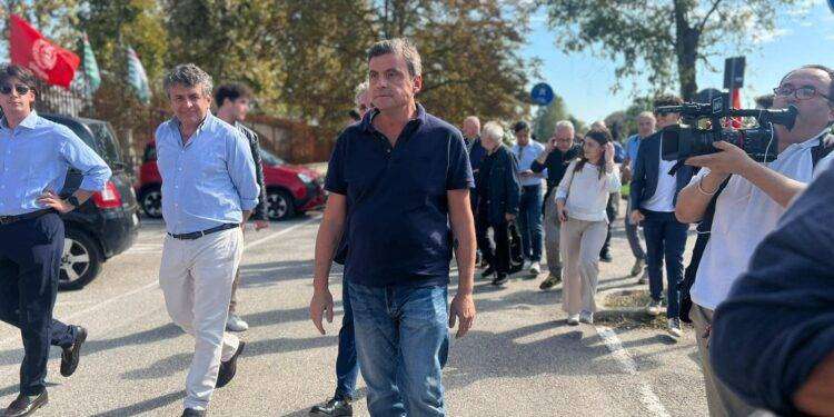 Marelli, Calenda arriva al presidio ma gli operai se ne vanno. Lui li insegue invano