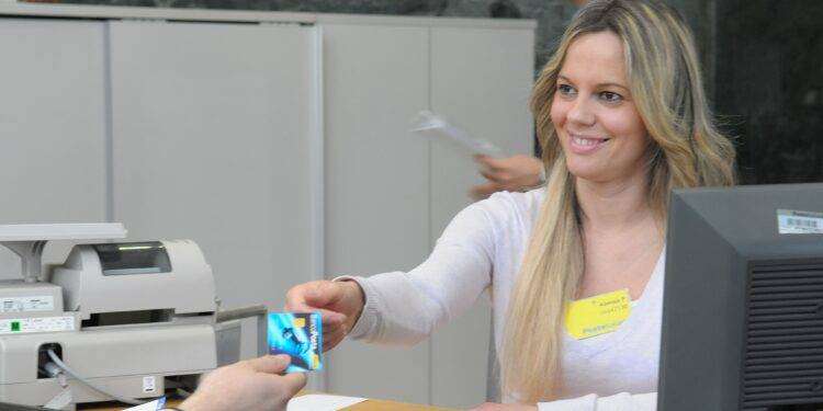 Poste Italiane continua a selezionare profili professionali per potenziare gli organici: ecco come fare