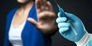 I dimenticati del vaccino: Gli effetti avversi si curano solo all’estero: l’inchiesta di Fuori dal Coro