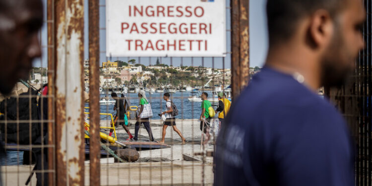 Fiamme in un traghetto da Lampedusa, tutti salvi i 150 passeggeri