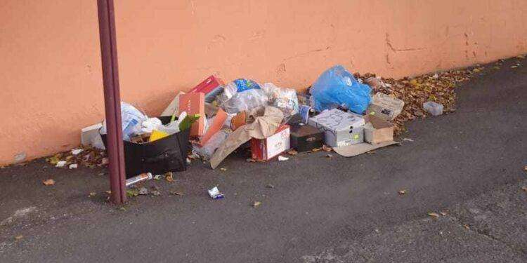 Cagliari, rifiuti in via dei Valenzani: tante le segnalazioni dei cittadini